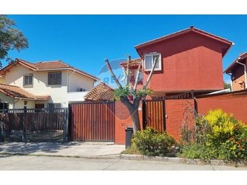 ¡Encantadora casa en venta en Buin con piscina!