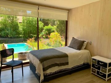 Moderna De Amplios Espacios Y Jardines Piscina Temperada
