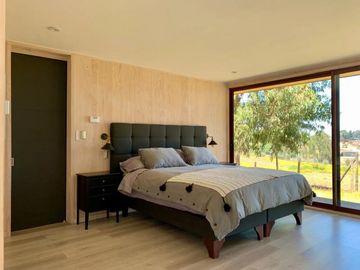 Moderna De Amplios Espacios Y Jardines Piscina Temperada