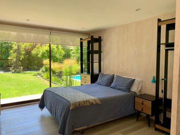 Moderna De Amplios Espacios Y Jardines Piscina Temperada