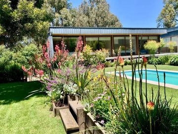 Moderna De Amplios Espacios Y Jardines Piscina Temperada