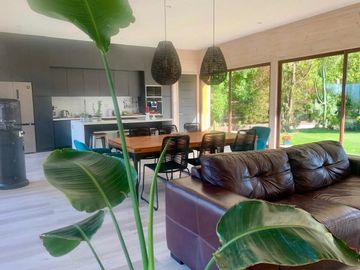 Moderna De Amplios Espacios Y Jardines Piscina Temperada