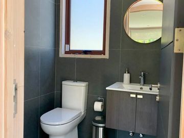 Moderna De Amplios Espacios Y Jardines Piscina Temperada