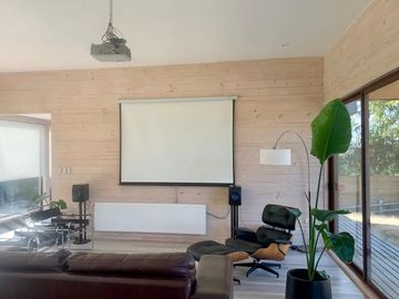 Moderna De Amplios Espacios Y Jardines Piscina Temperada