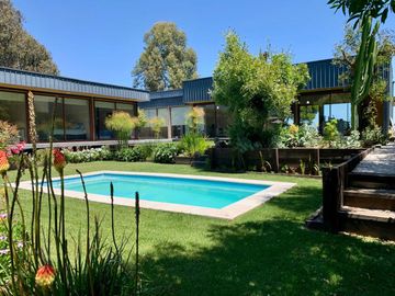 Moderna De Amplios Espacios Y Jardines Piscina Temperada