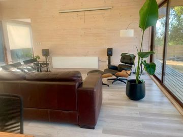 Moderna De Amplios Espacios Y Jardines Piscina Temperada