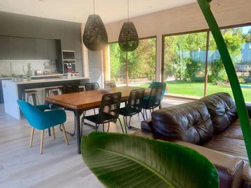 Moderna De Amplios Espacios Y Jardines Piscina Temperada