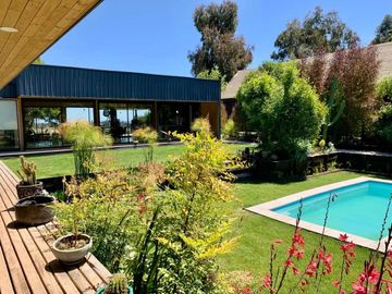 Moderna De Amplios Espacios Y Jardines Piscina Temperada
