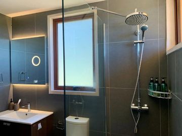 Moderna De Amplios Espacios Y Jardines Piscina Temperada