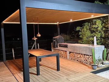 Moderna De Amplios Espacios Y Jardines Piscina Temperada