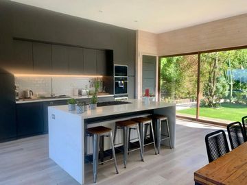 Moderna De Amplios Espacios Y Jardines Piscina Temperada