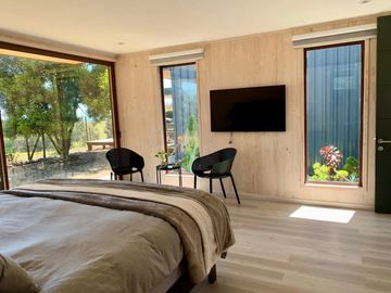 Moderna De Amplios Espacios Y Jardines Piscina Temperada