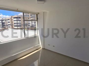 Suite más estudio en venta, cerca al Mall el Jardin, Quito