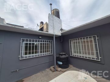 Venta - Casa al frente - Cochera - Jardín - Suroeste Rosario -