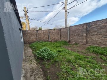 Venta - Casa al frente - Cochera - Jardín - Suroeste Rosario -