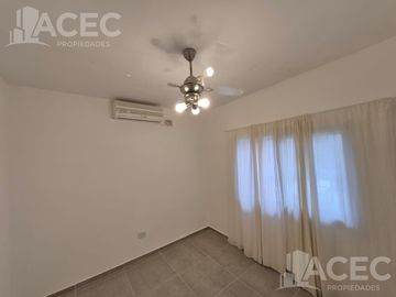 Venta - Casa al frente - Cochera - Jardín - Suroeste Rosario -