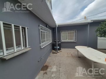 Venta - Casa al frente - Cochera - Jardín - Suroeste Rosario -