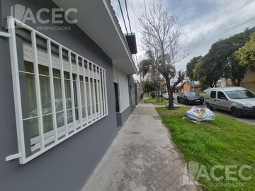 Venta - Casa al frente - Cochera - Jardín - Suroeste Rosario -