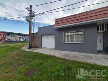 Venta - Casa al frente - Cochera - Jardín - Suroeste Rosario -