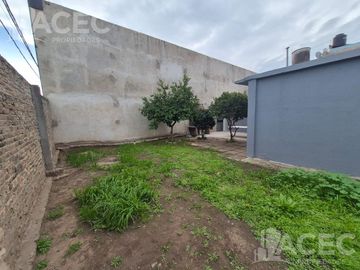 Venta - Casa al frente - Cochera - Jardín - Suroeste Rosario -
