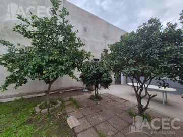 Venta - Casa al frente - Cochera - Jardín - Suroeste Rosario -