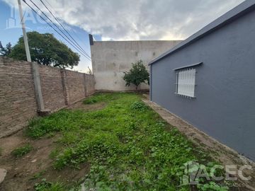 Venta - Casa al frente - Cochera - Jardín - Suroeste Rosario -
