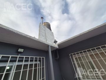 Venta - Casa al frente - Cochera - Jardín - Suroeste Rosario -