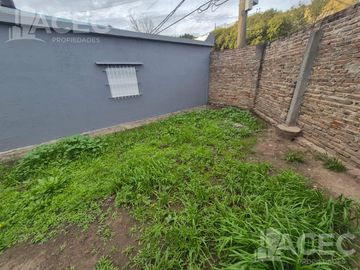 Venta - Casa al frente - Cochera - Jardín - Suroeste Rosario -