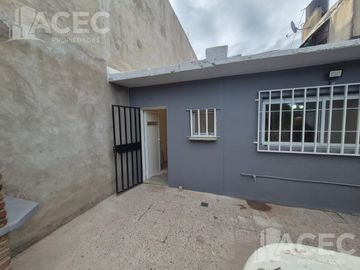 Venta - Casa al frente - Cochera - Jardín - Suroeste Rosario -