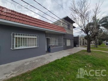 Venta - Casa al frente - Cochera - Jardín - Suroeste Rosario -