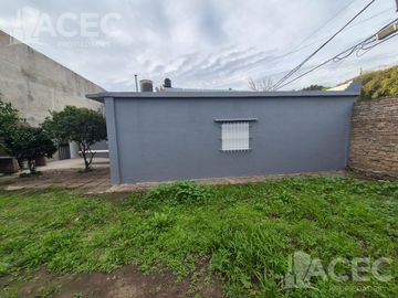 Venta - Casa al frente - Cochera - Jardín - Suroeste Rosario -
