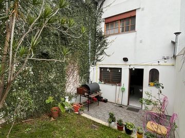 Excelente triplex 4 amb c/doble cochera y patio!!
