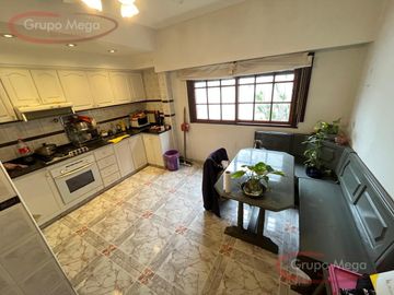 Excelente triplex 4 amb c/doble cochera y patio!!