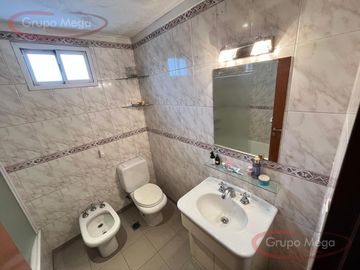 Excelente triplex 4 amb c/doble cochera y patio!!