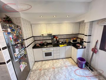 Excelente triplex 4 amb c/doble cochera y patio!!