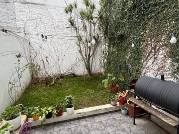 Excelente triplex 4 amb c/doble cochera y patio!!