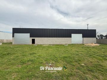 ALQUILER Galpón Sobre Terreno De 2.000 m² Ideal Depósito O Taller  - Francisco Alvarez Norte