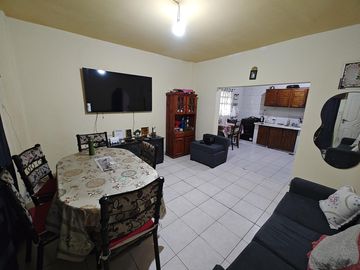 Casa  con Local de Comercio en venta en G.. Catan