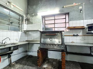 ALQUILER LOCAL GASTRONÓMICO HABILITADO – 150 M² – GALERÍA DEL VIEJO HOTEL
