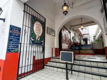 ALQUILER LOCAL GASTRONÓMICO HABILITADO – 150 M² – GALERÍA DEL VIEJO HOTEL