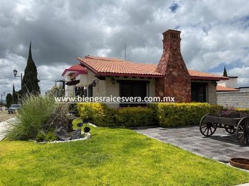 CASA EN VENTA EN BERNAL EN EL FRACC. JARDINES DE LA PEÑA. Rouz