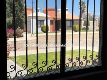 CASA EN VENTA EN BERNAL EN EL FRACC. JARDINES DE LA PEÑA. Rouz
