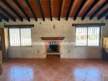 CASA EN VENTA EN BERNAL EN EL FRACC. JARDINES DE LA PEÑA. Rouz