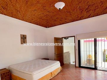 CASA EN VENTA EN BERNAL EN EL FRACC. JARDINES DE LA PEÑA. Rouz