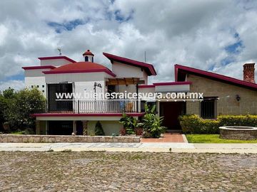 CASA EN VENTA EN BERNAL EN EL FRACC. JARDINES DE LA PEÑA. Rouz