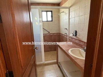 CASA EN VENTA EN BERNAL EN EL FRACC. JARDINES DE LA PEÑA. Rouz