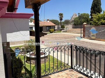 CASA EN VENTA EN BERNAL EN EL FRACC. JARDINES DE LA PEÑA. Rouz