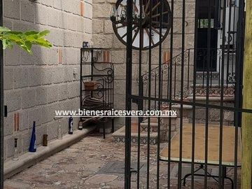 CASA EN VENTA EN BERNAL EN EL FRACC. JARDINES DE LA PEÑA. Rouz