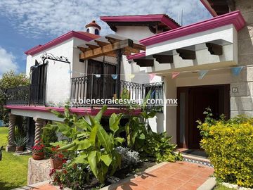 CASA EN VENTA EN BERNAL EN EL FRACC. JARDINES DE LA PEÑA. Rouz