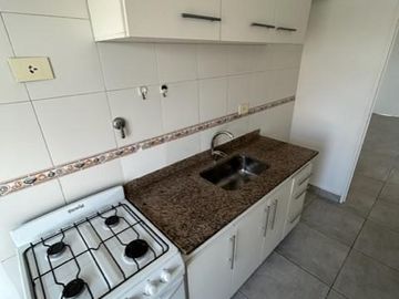 2 amb. c/balcón, piso alto, excelente ubicación